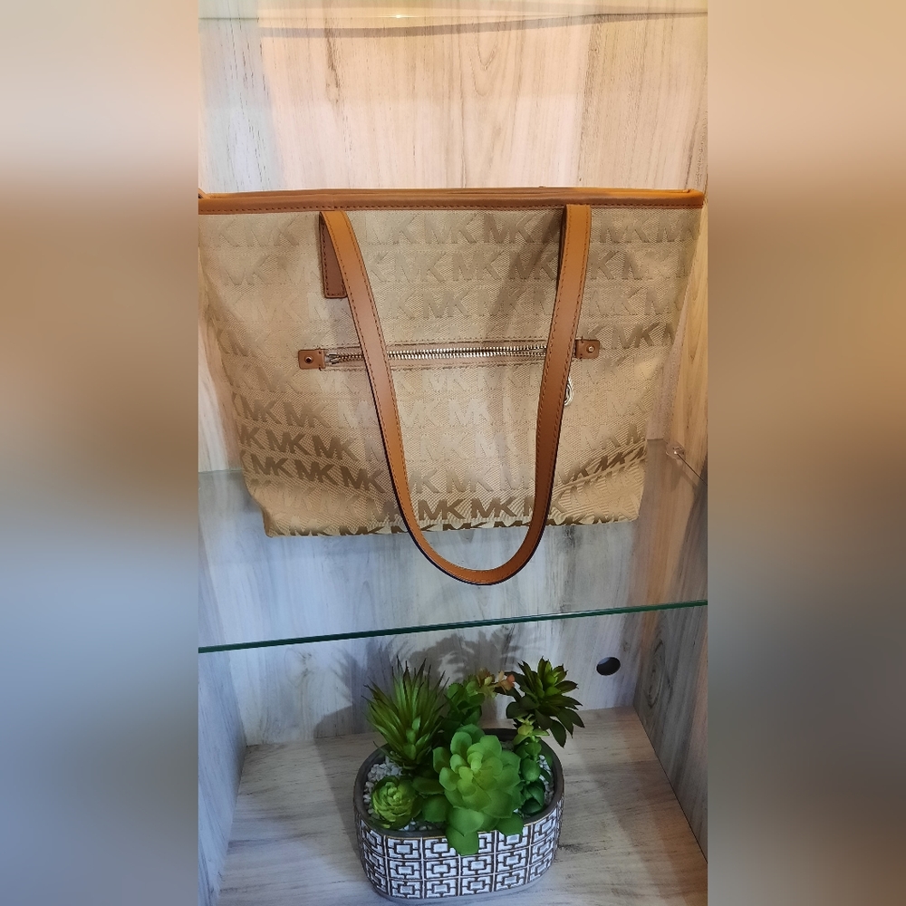 Michael kors montauk tote used excellent condition 10"H  14"W